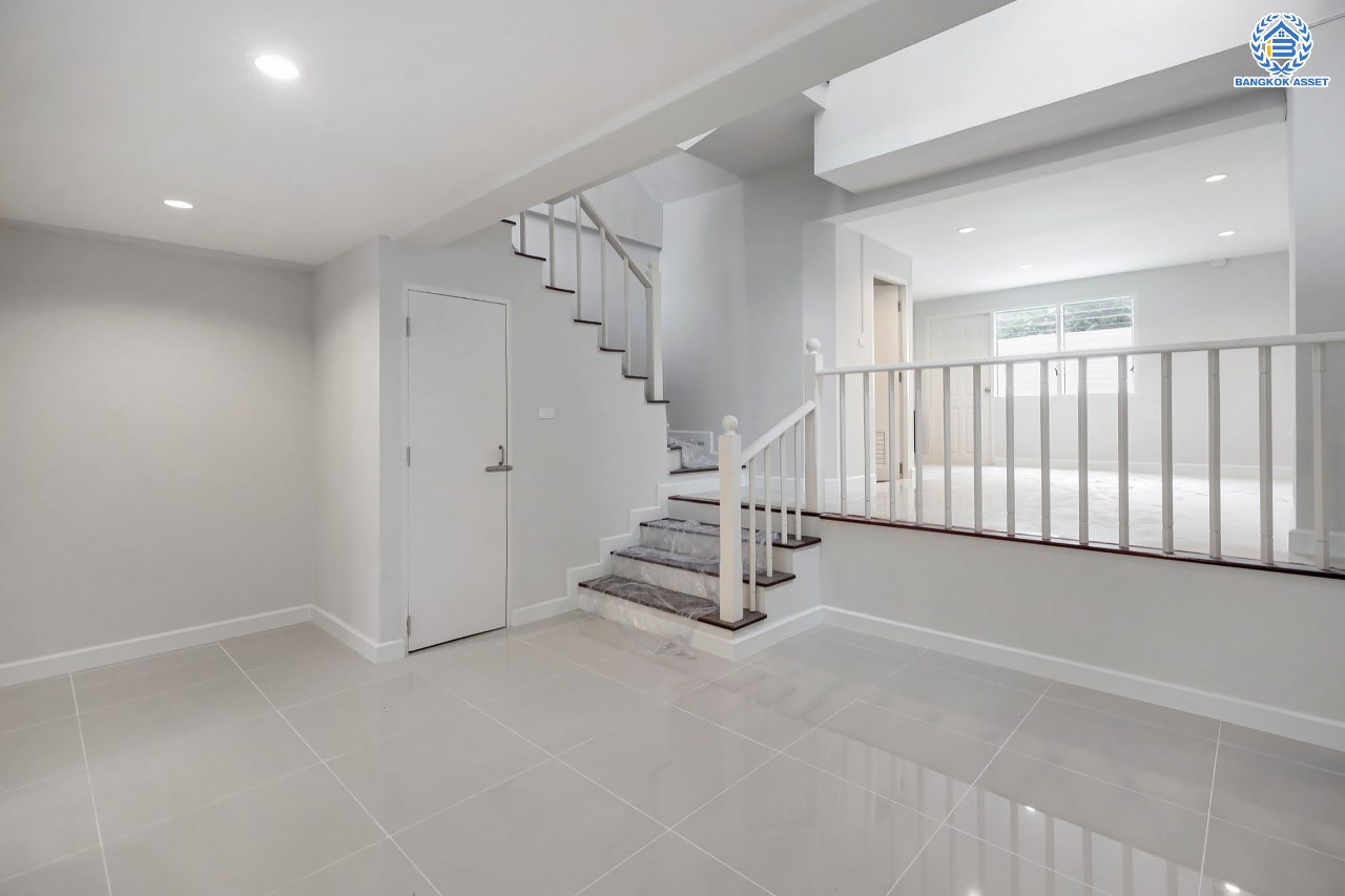 บ้านมือสองตกแต่งใหม่ โครงการ บ้านแก้ววิลล่า จรัญสนิทวงศ์ หลังมุม ทาวน์เฮ้าส์ 3 ชั้น เนื้อที่ 22.9 ตร.ว. ฟังก์ชัน 3 ห้องนอน 4 ห้องน้ำ จอดรถได้ 2 คัน บนทำเลศักยภาพ เชื่อมต่อหลายเส้นทาง ใกล้รถไฟฟ้าสายสีน้ำเงิน "สถานีไฟฉาย"